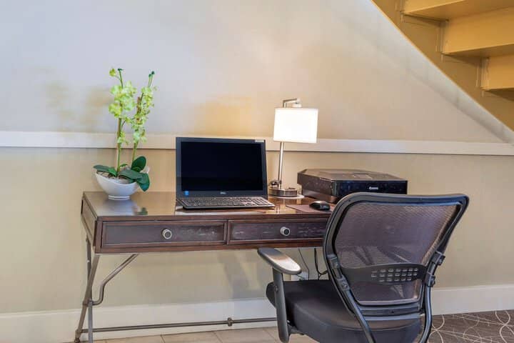 Business Center 24 of 25